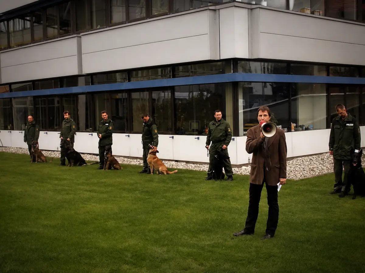 Thorsten Lapsit im Einsatz mit Polizeihunden